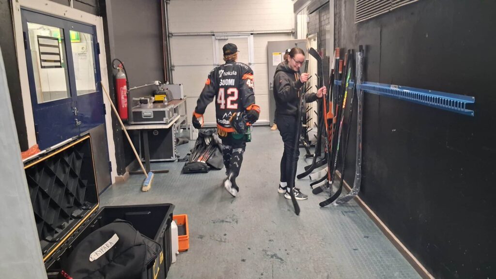 KooKoo Jimi Suomi poistuu koppiin