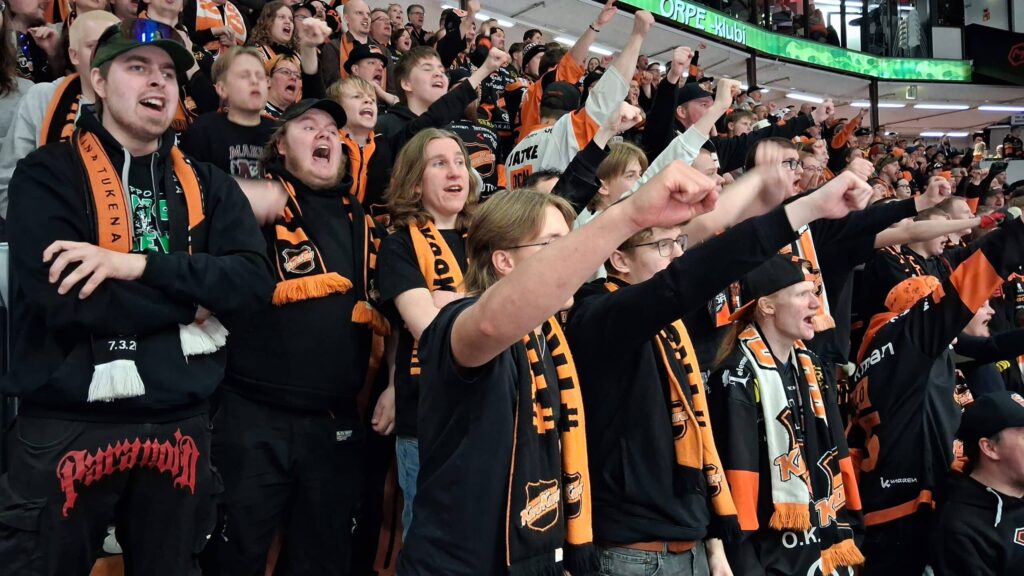 Kookoo fanit kädet ylhäällä