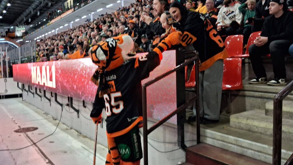 KooKoo maskotti ja lapsi