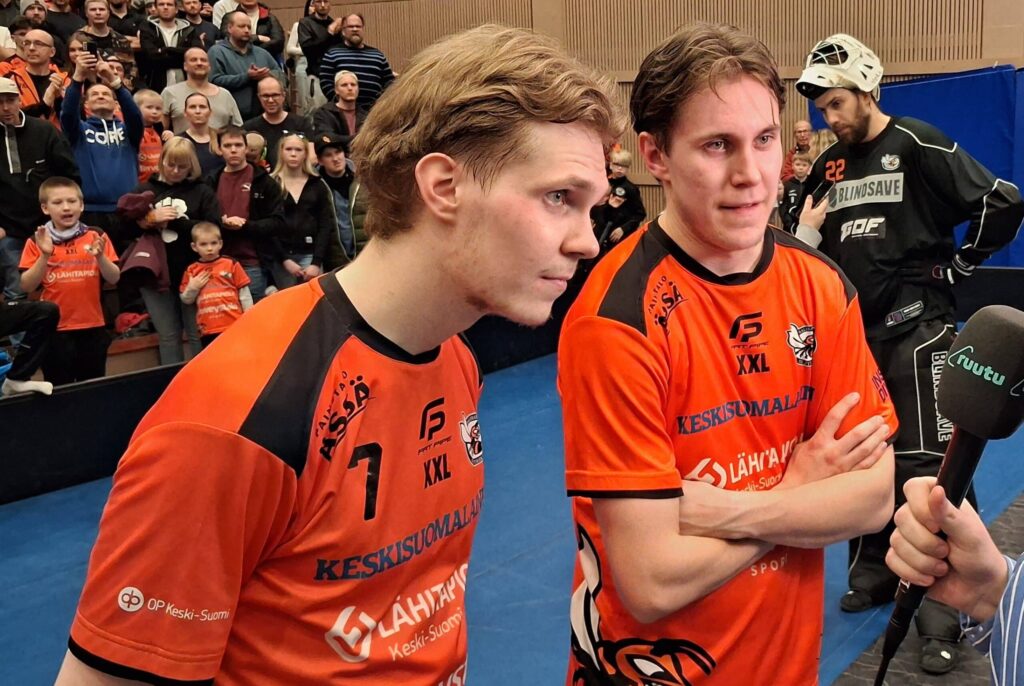 Matias (vas.) ja Aatu Knuuti O2-Jyväskylä salibandy
