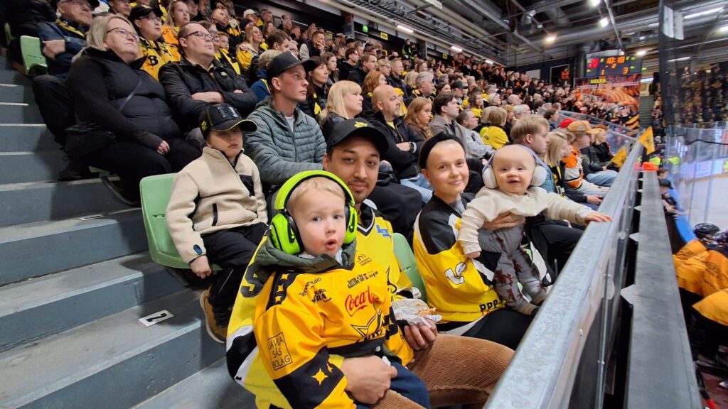 SaiPa fanit kannattajat Tuomo Myllyniemi Nea Hyvärinen Edvin Myllyniemi William Myllyniemi