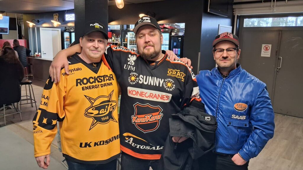 SaiPa ja KooKoo fanit Samu Nyrkkö (vas.), Mikko Ruohoranta, Jukka Lindqvist
