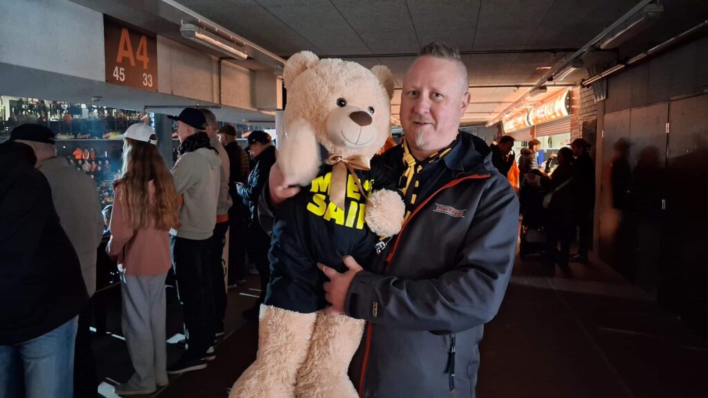 SaiPa fani Teppo Märkälä ja Sisu-nalle