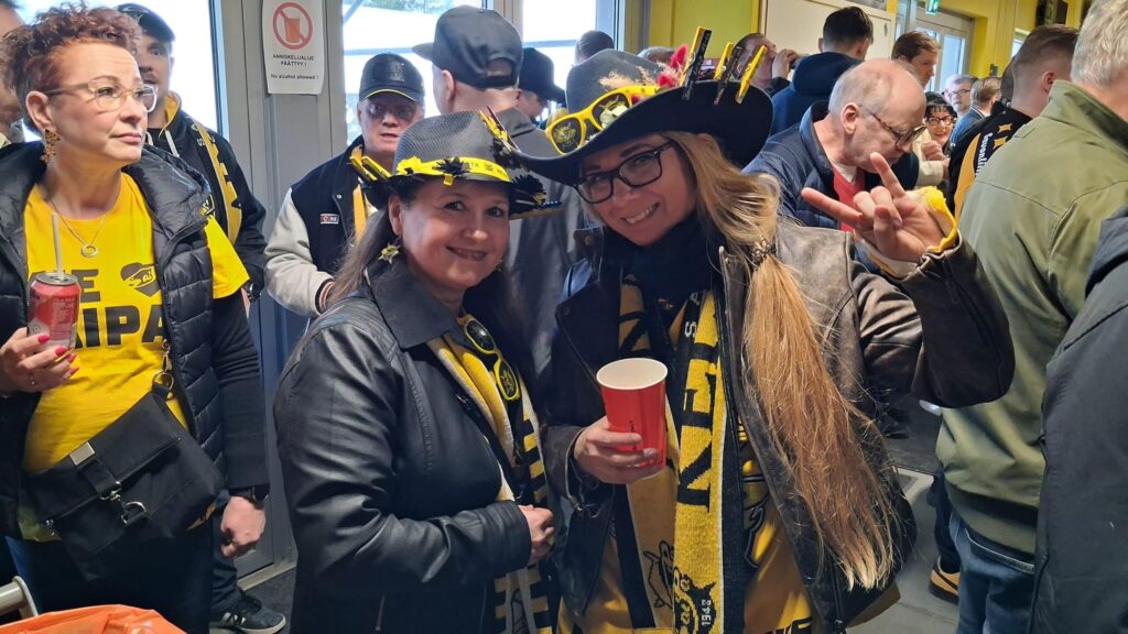 SaiPa hallituksen jäsen Sanna Rautio (oik.) ja Tia Metso