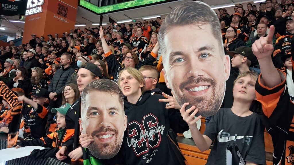 Miska Siikonen KooKoo pahvipäät pahvinaamat