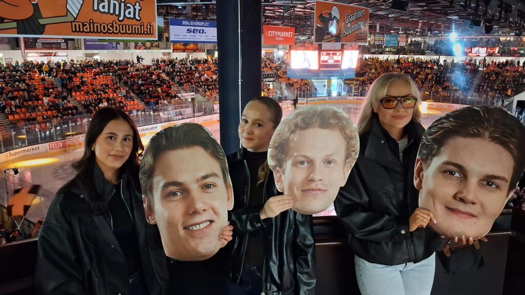 KooKoo pelaajien puolisot Miia Mansanthia (vas., Akseli Mäkinen), Emmi Keränen (Ossi-Petteri Jaakola), Siiri Pohjonen (Ville Puhakka)