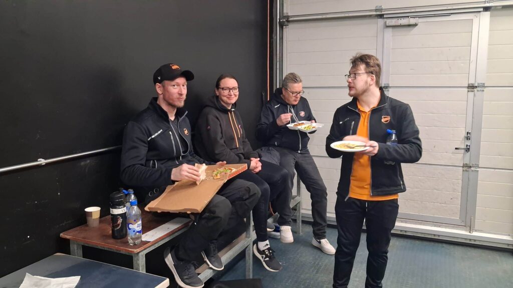 KooKoo taustat syömässä