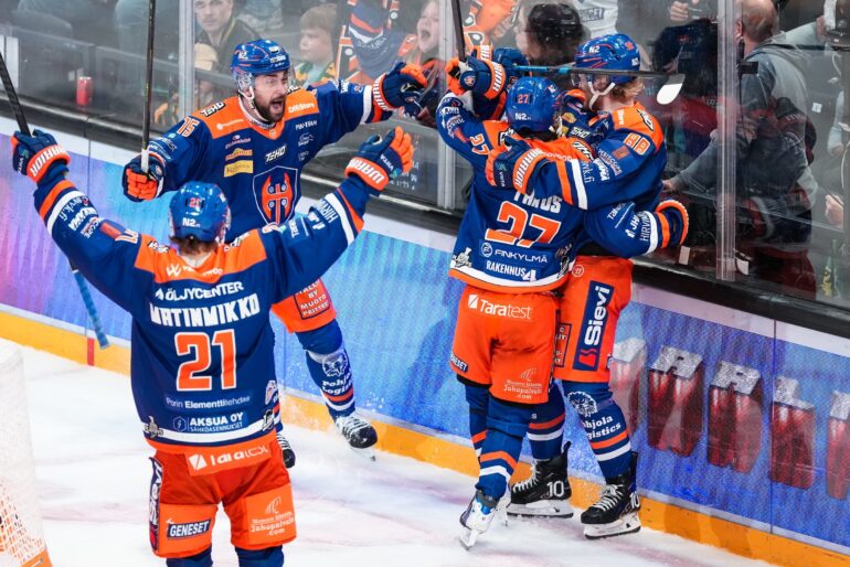 Tappara juhlii maalia SM-liigan finaaleissa keväällä 2026