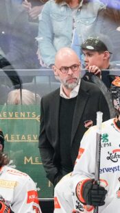 Jouko Myrrä KooKoon penkin takana kevään 2026 SM-liigan ensimmäisessä finaalissa