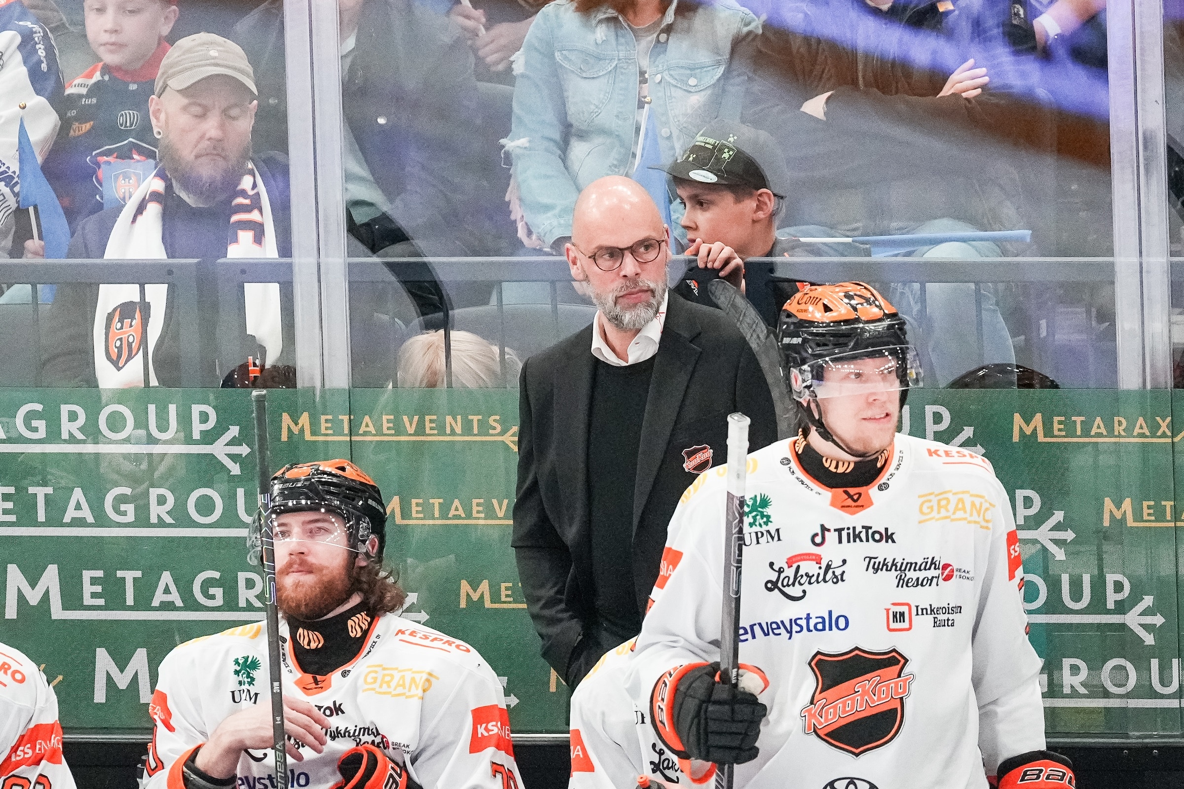 Jouko Myrrä KooKoon penkin takana kevään 2026 SM-liigan ensimmäisessä finaalissa