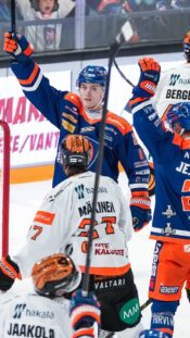 Tapparan Oiva Keskinen juhlii maalia KooKoota vastaan SM-liigan kolmannessa finaalissa