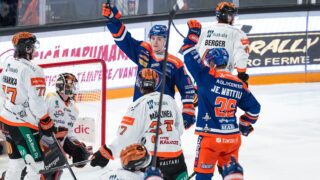 Tapparan Oiva Keskinen juhlii maalia KooKoota vastaan SM-liigan kolmannessa finaalissa