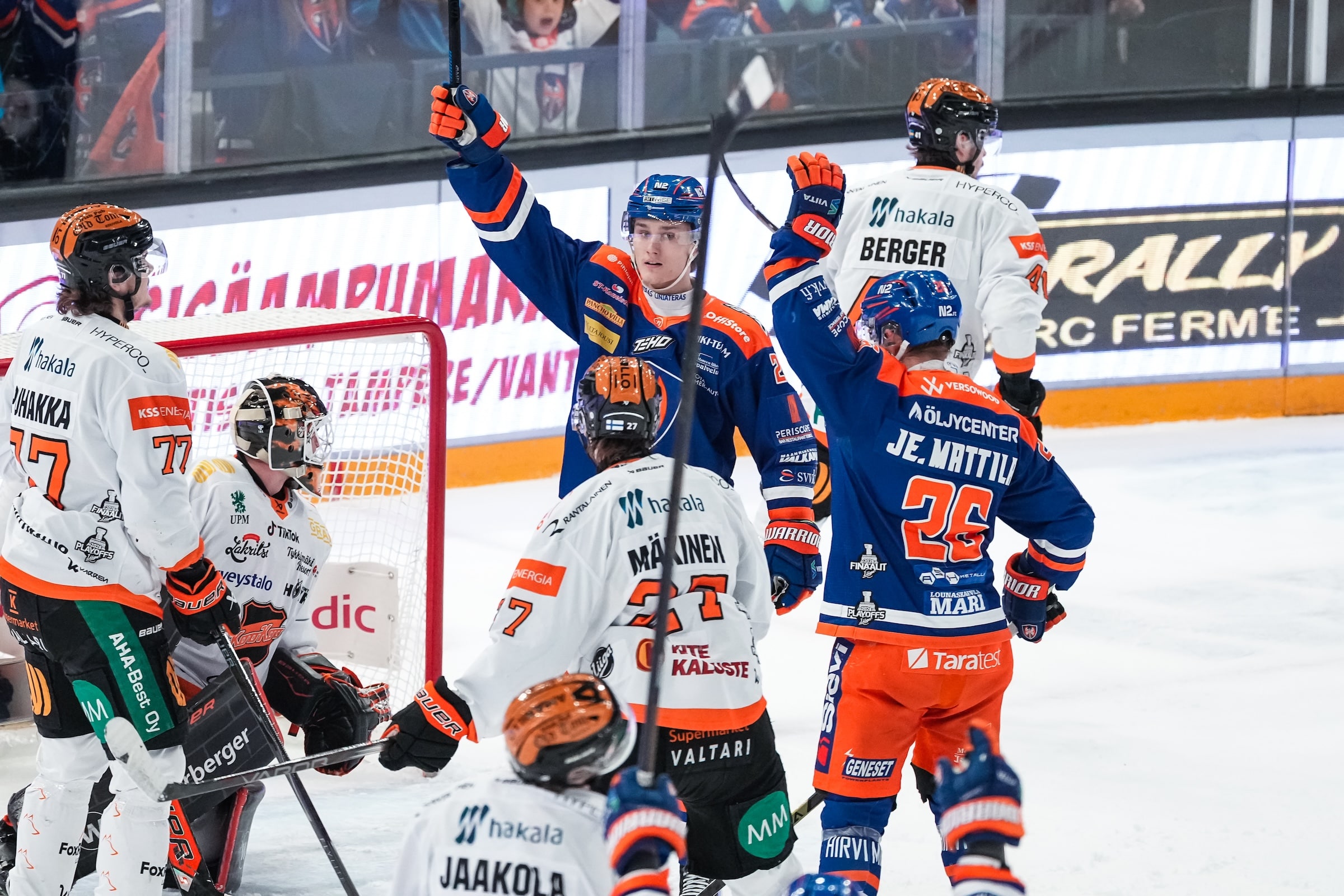 Tapparan Oiva Keskinen juhlii maalia KooKoota vastaan SM-liigan kolmannessa finaalissa