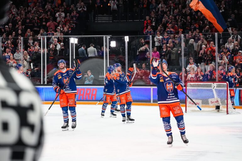 Tappara juhlii kolmannen SM-liigan finaalin voittoa Tampereella