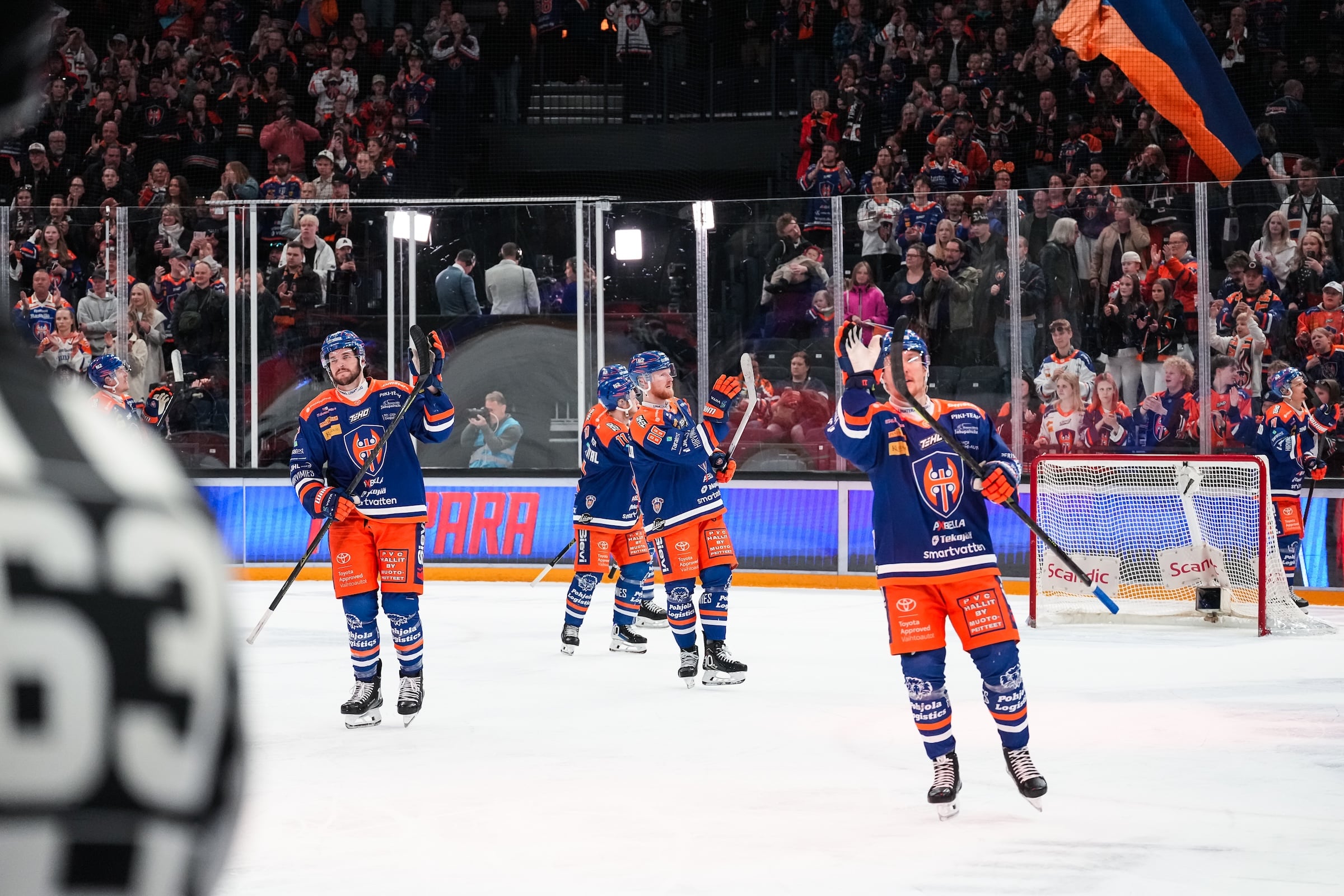 Tappara juhlii kolmannen SM-liigan finaalin voittoa Tampereella