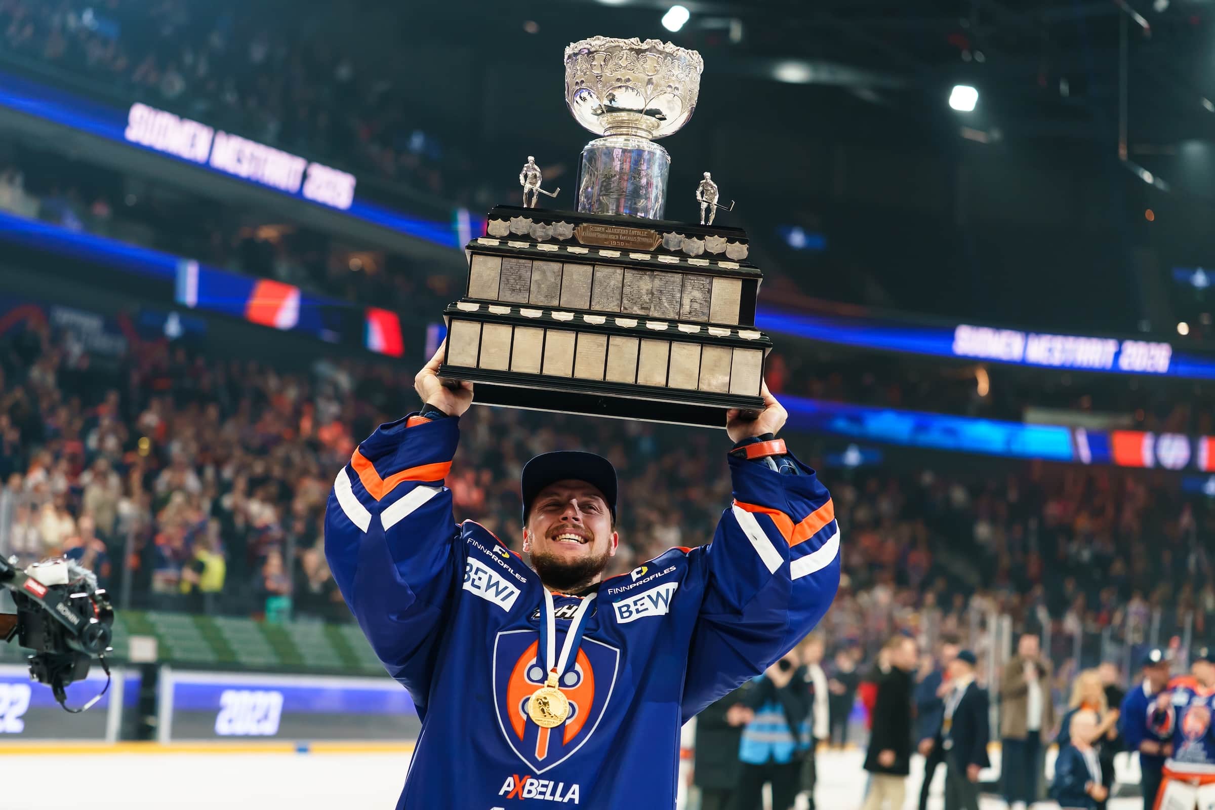 Tapparan Christian Heljanko Kanada-maljan kanssa keväällä 2026