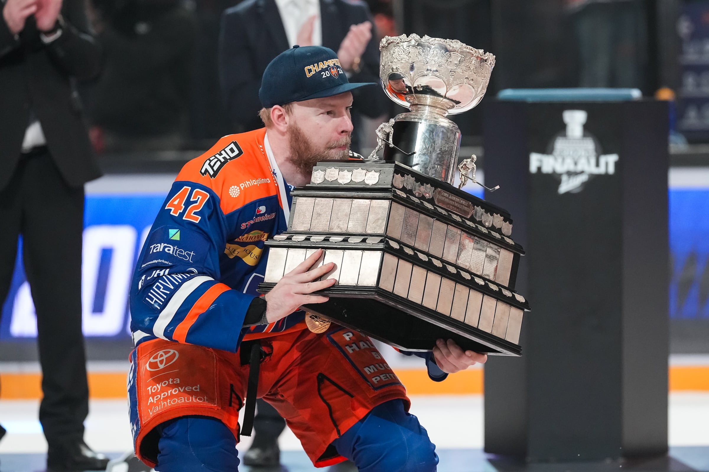 Tapparan kapteeni Otto Rauhala nostaa Kanada-maljaa keväällä 2026