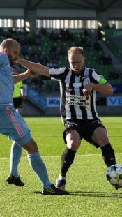 HJK:n Teemu Pukki ja VPS:n Miika Niemi kamppailivat pallosta Veikkausliigassa keväällä 2026