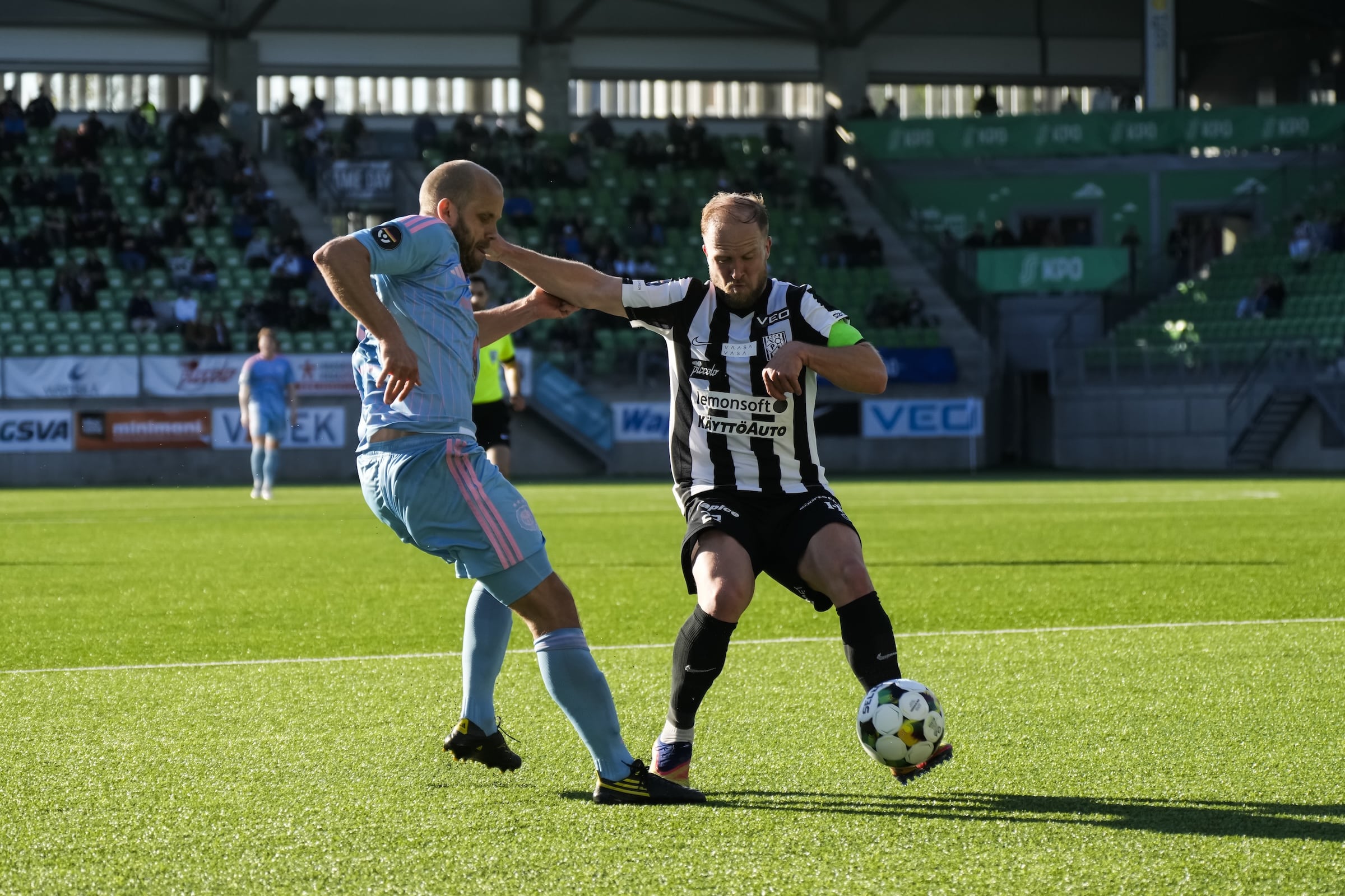 HJK:n Teemu Pukki ja VPS:n Miika Niemi kamppailivat pallosta Veikkausliigassa keväällä 2026