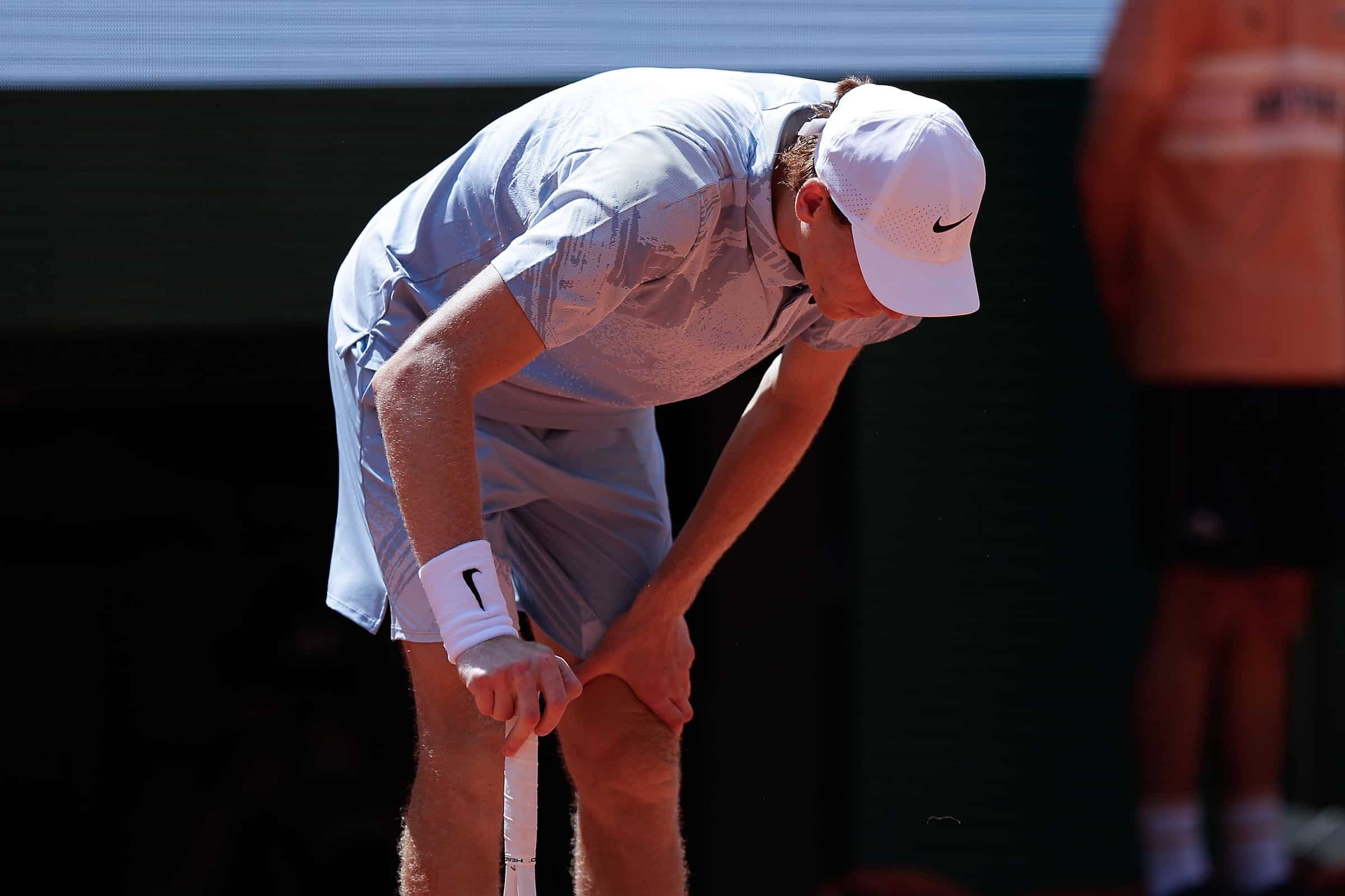 Jannik Sinner joutui keskeyttämään Ranskan avoimissa 2026