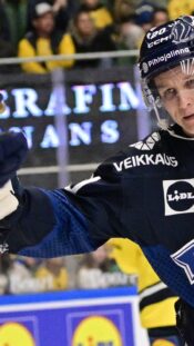 Patrik Puistola juhlii maalia leijonapaidassa keväällä 2026