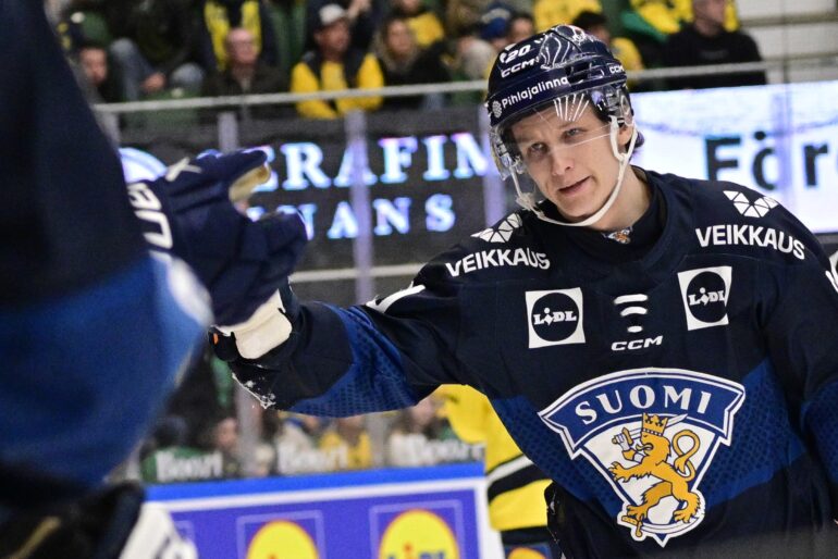 Patrik Puistola juhlii maalia leijonapaidassa keväällä 2026