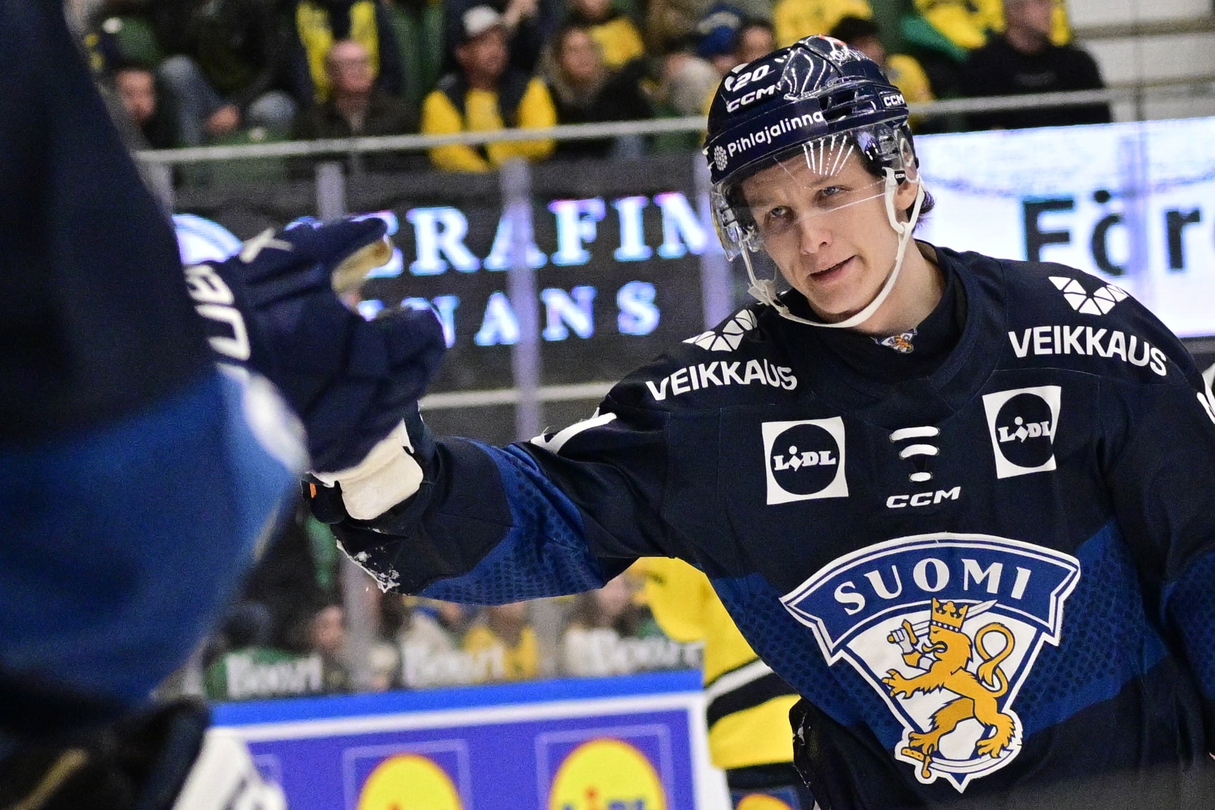 Patrik Puistola juhlii maalia leijonapaidassa keväällä 2026