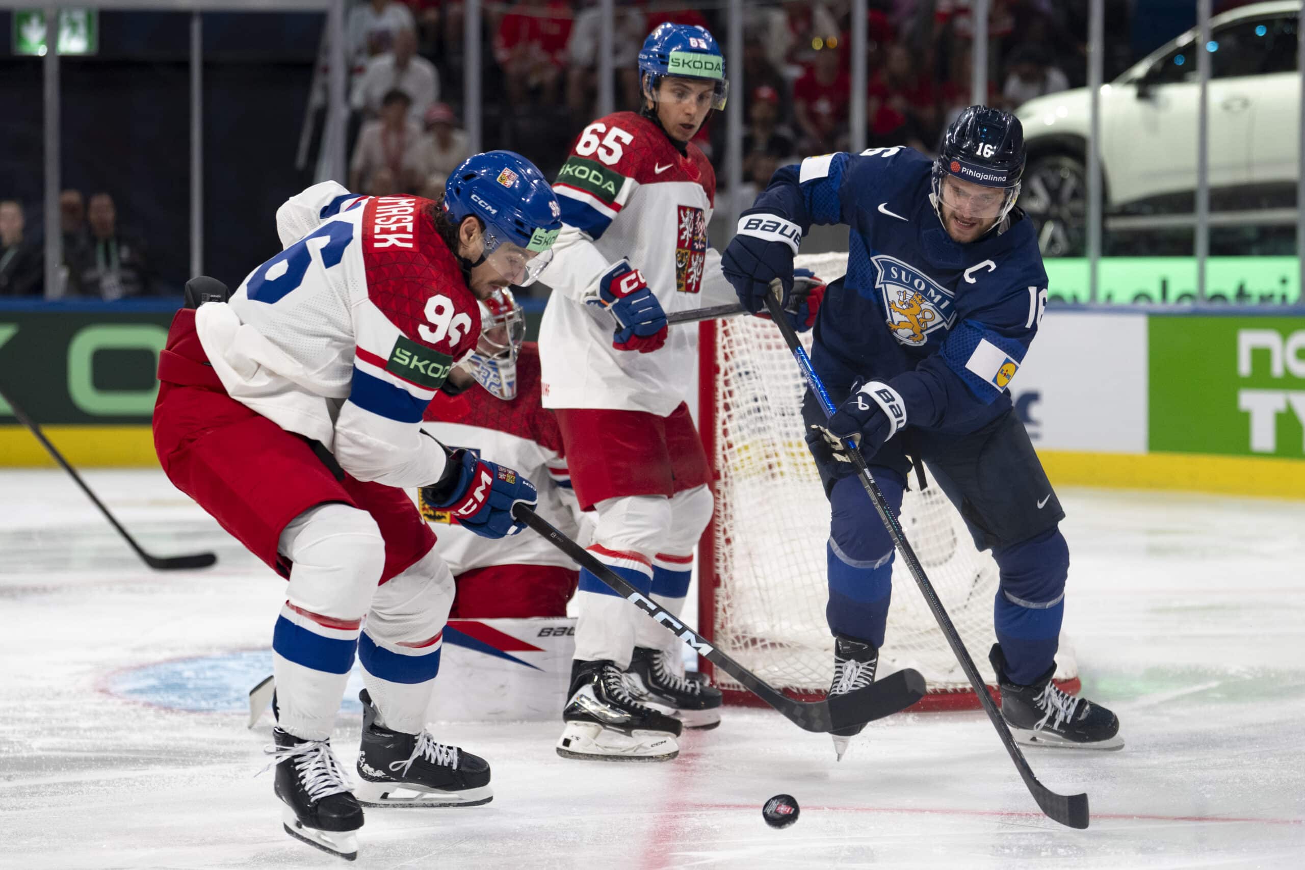 Aleksander Barkov David Tomasek Tomas Cibulka