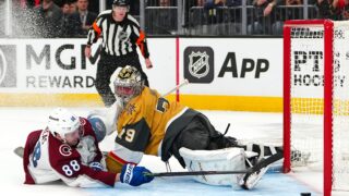 Colorado Avalanchen Martin Necas ja Vegas Golden Knightsin kanadalaismaalivahti Carter Hart