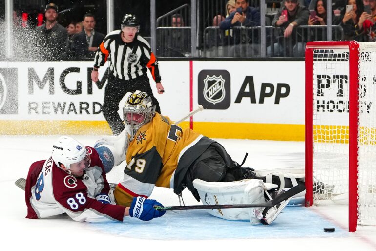 Colorado Avalanchen Martin Necas ja Vegas Golden Knightsin kanadalaismaalivahti Carter Hart