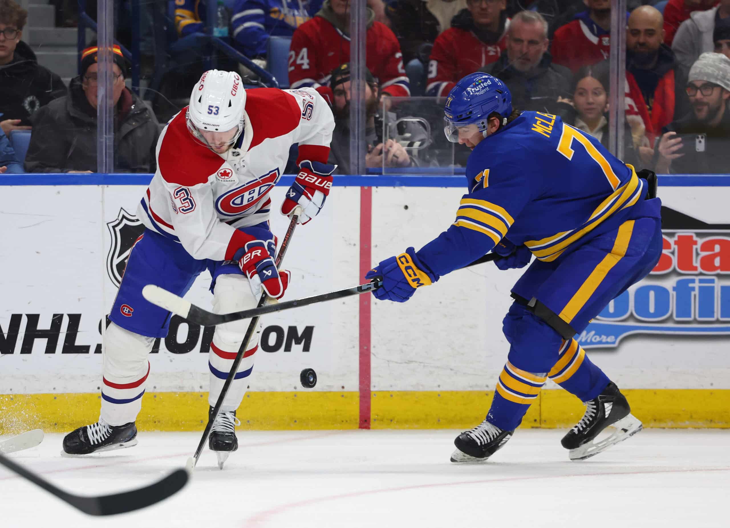 Montreal Canadiensin kanadalaispuolustaja Noah Dobson ja Buffalo Sabresin keskushyökkääjä Ryan McLeod
