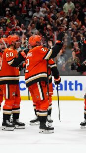 Anaheim Ducks juhlii jatkopaikkaa NHL:n pudotuspeleissä keväällä 2026