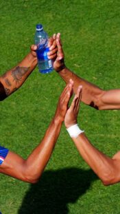 Ranskan Michael Olise ja Kylian Mbappe juhlivat maalia jalkapallon MM-kisoissa 2026