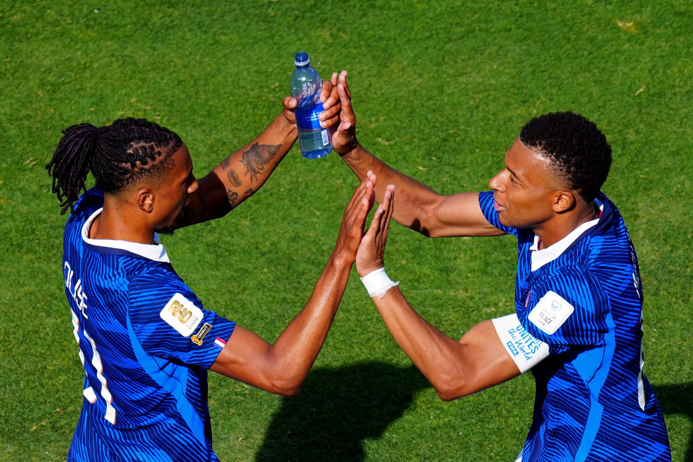 Ranskan Michael Olise ja Kylian Mbappe juhlivat maalia jalkapallon MM-kisoissa 2026