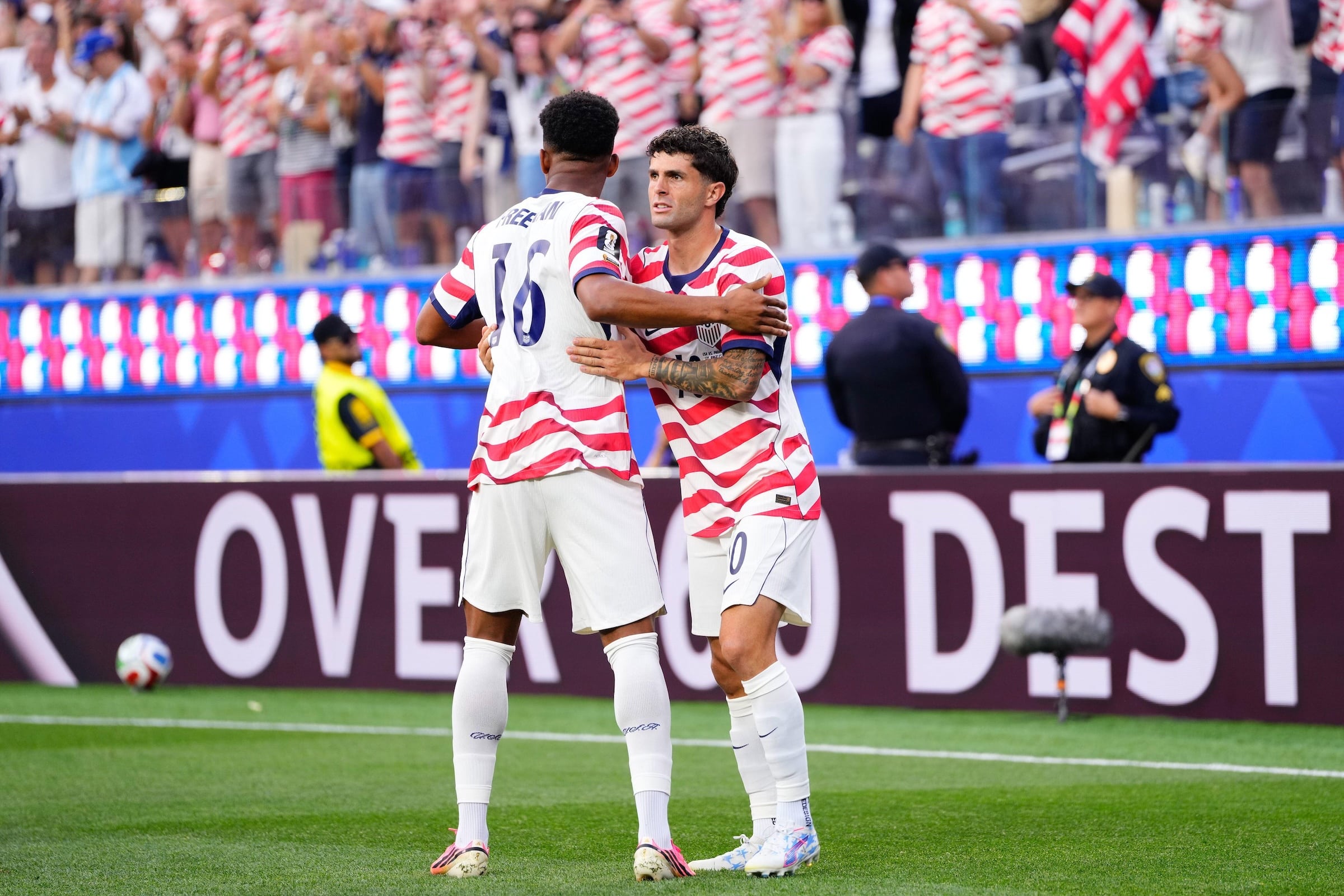 USA:n MM-kisa-avaus herätti suuria tunteita. Kuvassa Christian Pulisic