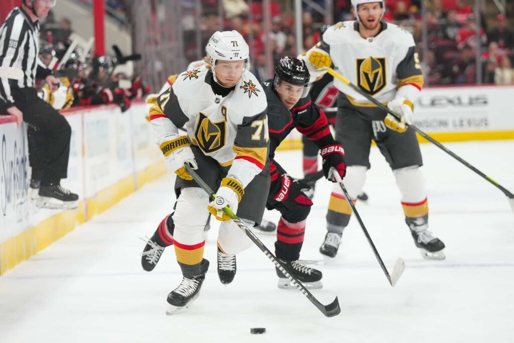 Vegas Golden Knightsin ruotsalaishyökkääjä William Karlsson ja Carolina Hurricanesin kanadalaistähti Logan Stankoven