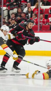 Vegas Golden Knights pitää Carolina Hurricanesin Sebastian Ahon kurissa?