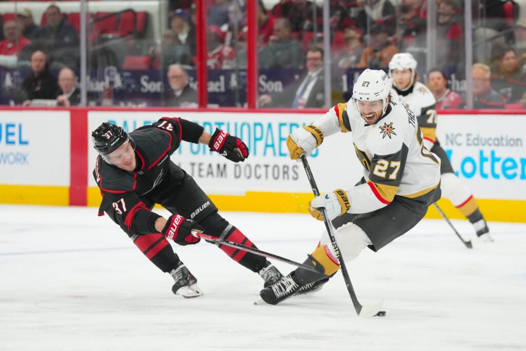 Vegas Golden Knightsin tähtipuolustaja Shea Theodore ja Carolina Hurricanesin venäläishyökkääjä Andrei Svechnikov
