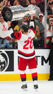 Carolina Hurricanesin Sebastian Aho nostaa Stanley Cupia kesällä 2026