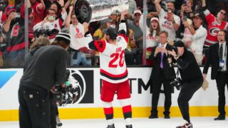 Carolina Hurricanesin Sebastian Aho nostaa Stanley Cupia kesällä 2026