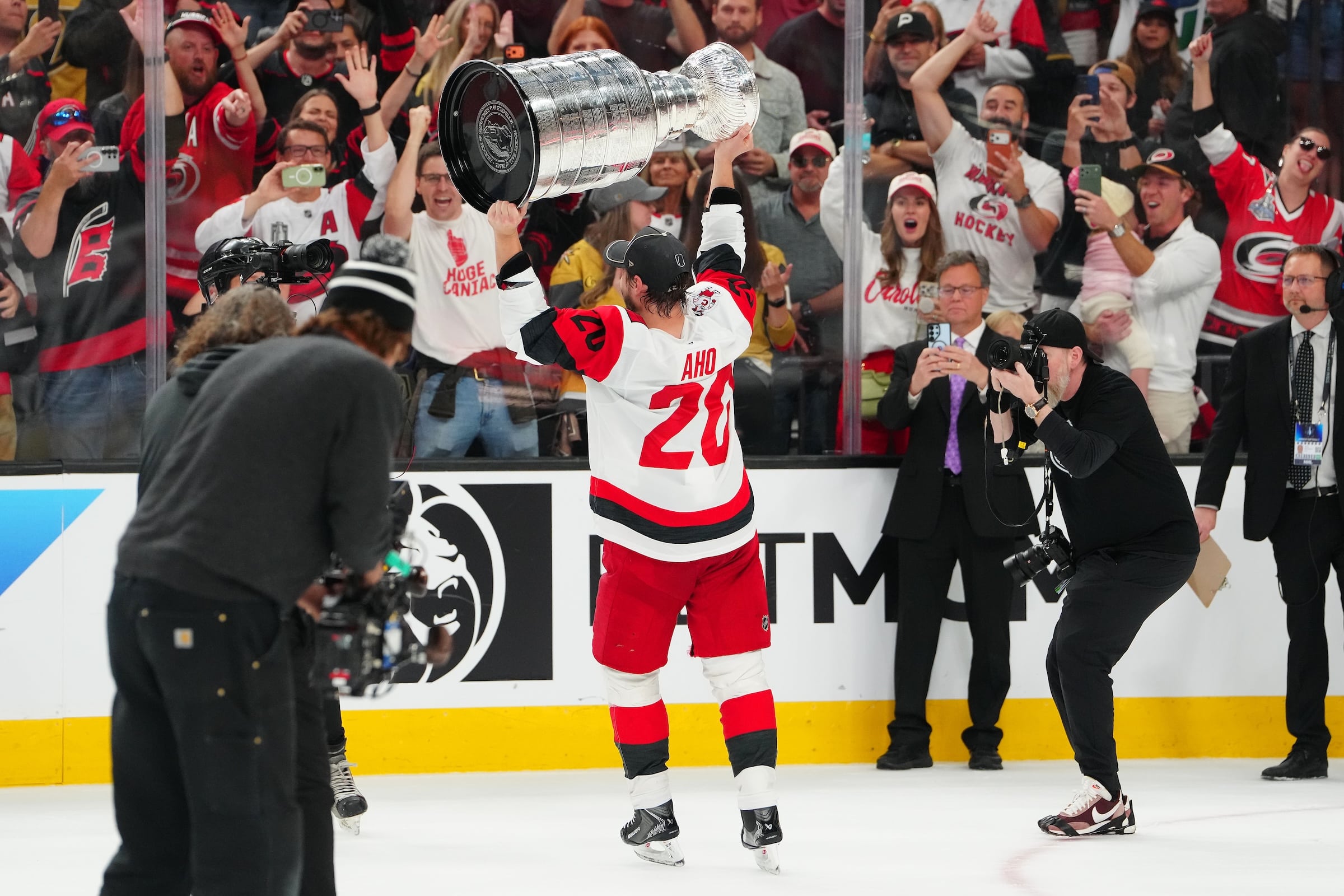 Carolina Hurricanesin Sebastian Aho nostaa Stanley Cupia kesällä 2026