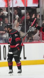 Seth Jarvis, 2026 Carolina Hurricanes tuulettaa