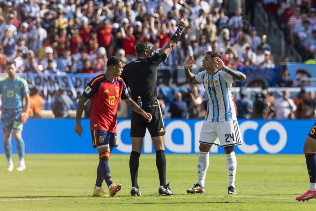 Enzo Fernandez saa punaisen kortin MM-finaalissa.