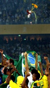 Cafu nostaa MM-pokaalia, Brasilia, 2002