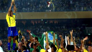 Cafu nostaa MM-pokaalia, Brasilia, 2002