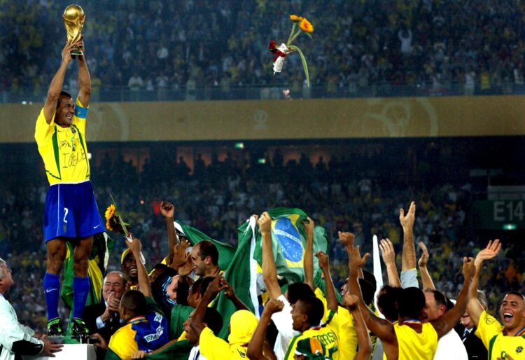 Cafu nostaa MM-pokaalia, Brasilia, 2002