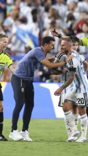 Julian Alvarez Lionel Scaloni Alexis Mac Allister Argentiina