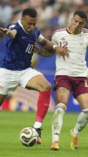 Espanjan Pedro Porro ahdistelee Kylian Mbappete MM-kisojen välierässä 2026
