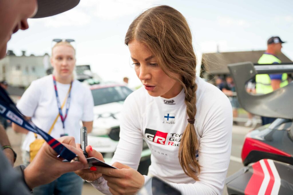Janni Hussi sai jakaa nimikirjoituksia Suomen MM-rallissa kesällä 2026