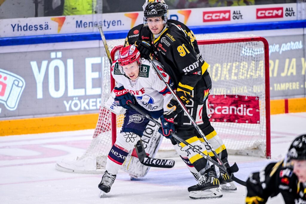 HIFK:n Micke-Max Åsten painii Oulun Kärppien maalin edessä